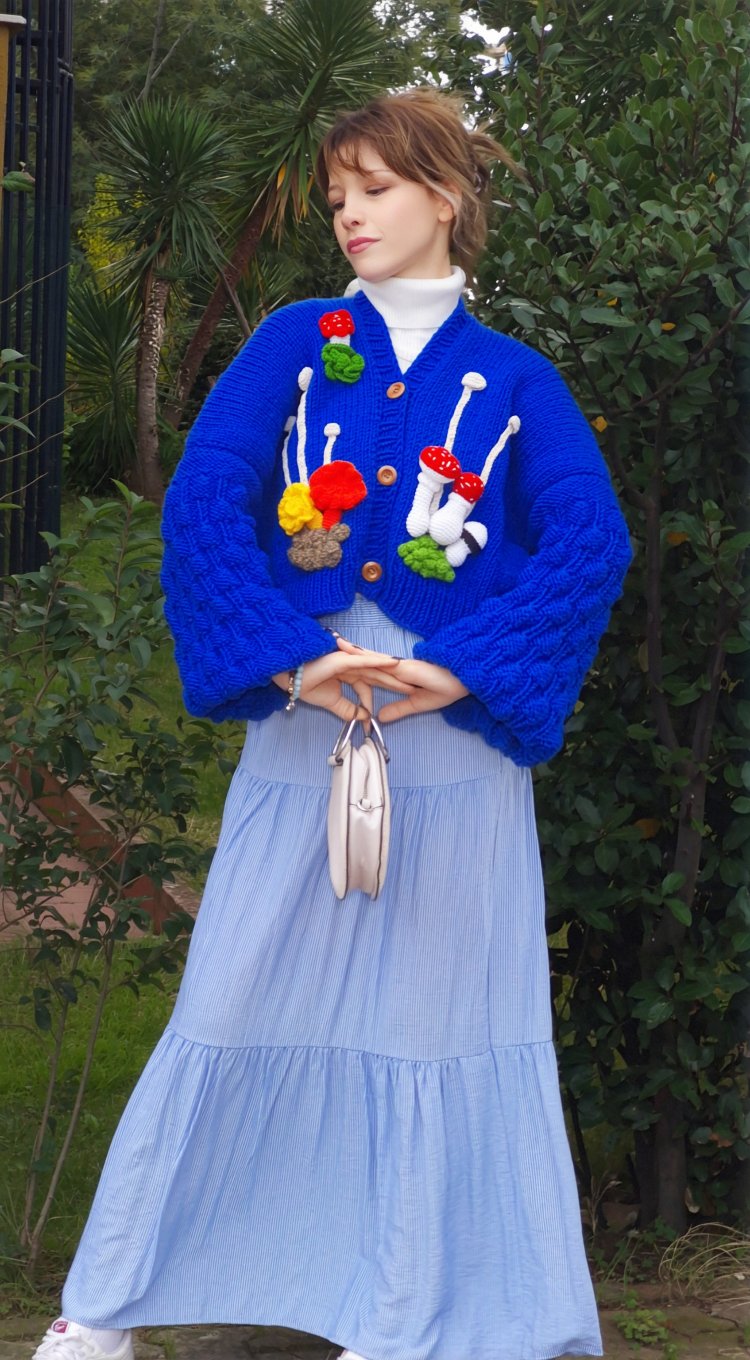 Mavi El Örgüsü Kadın Hırka Kabarık Ahududu Kollu, Oversize, Amigurumi Mantar & Yosun Aplikeli