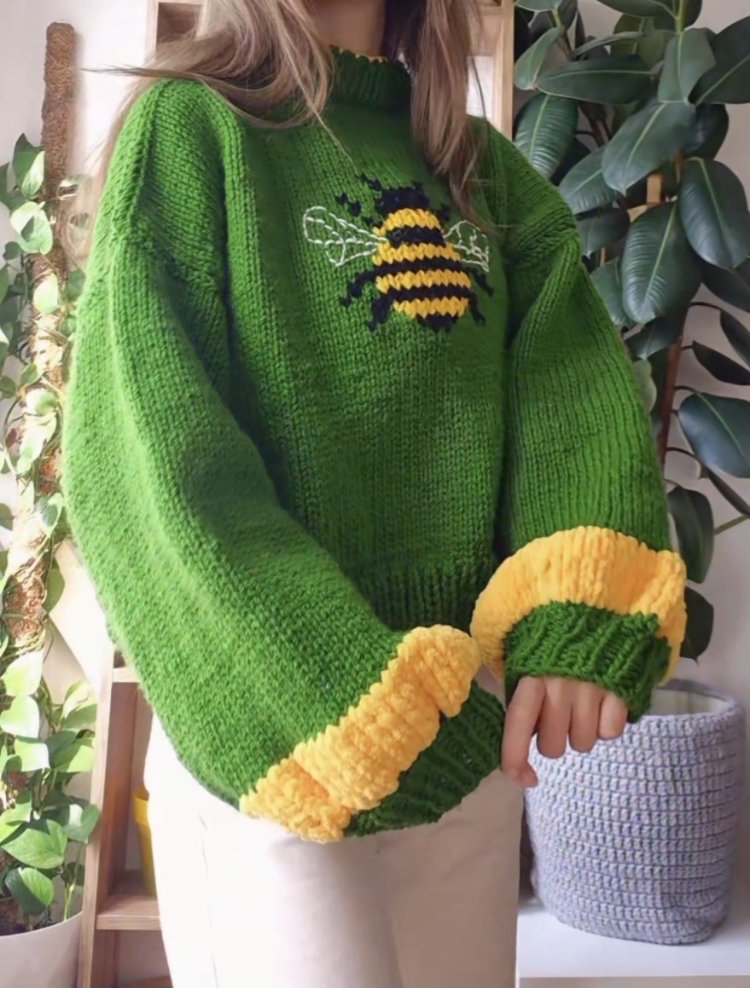 Yeşil El Örgüsü Arı Motifli, Rahat Kesim El Yapımı Sweater