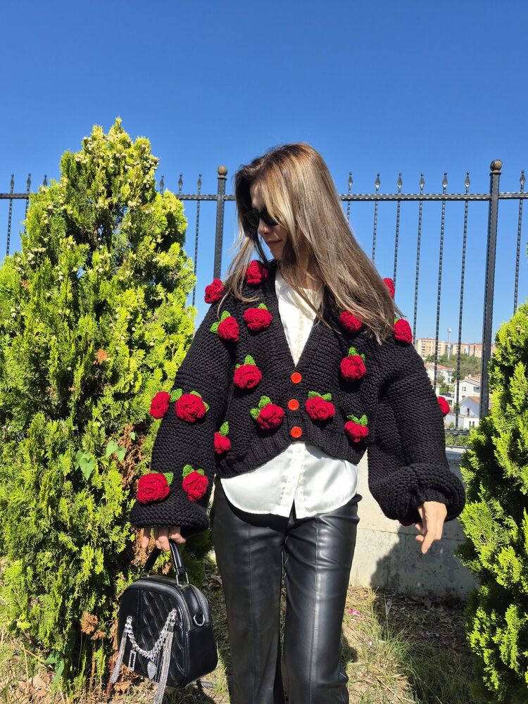 Oversize Siyah El Örgüsü Kadın Hırka – 3D Kırmızı Güllü, Romantik & El Yapımı Tasarım