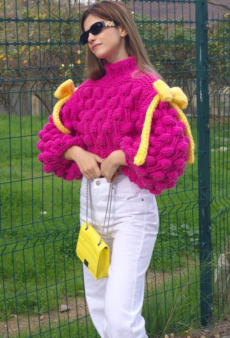 Pembe Fuşya Ahududu Model Crop Kazak – Omuzları Kurdeleli, Kalın Dokulu El Yapımı Sweater