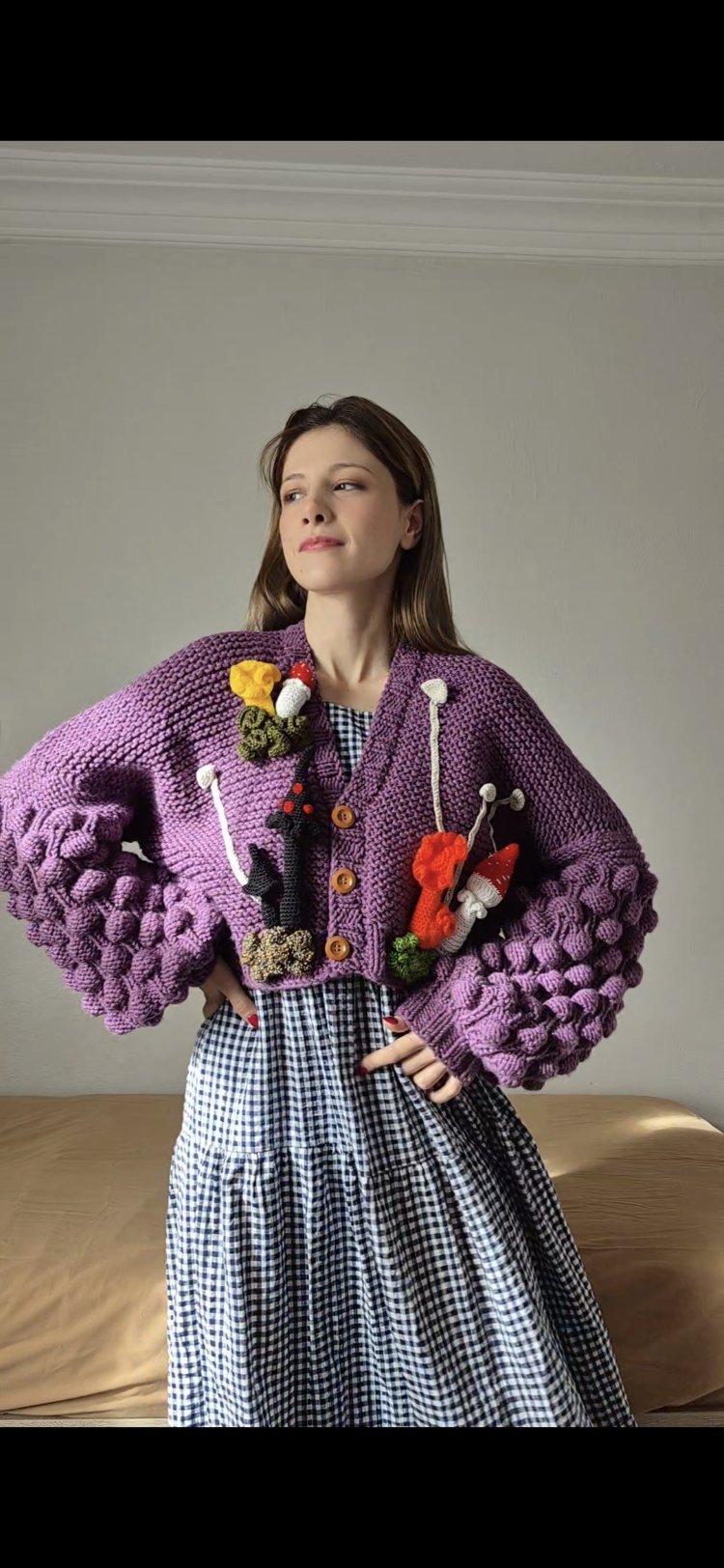 Mor Kalın El Örgüsü Kadın Hırka – Ahududu Kollu, Amigurumi Mantar & Yeşillik Aplikeli