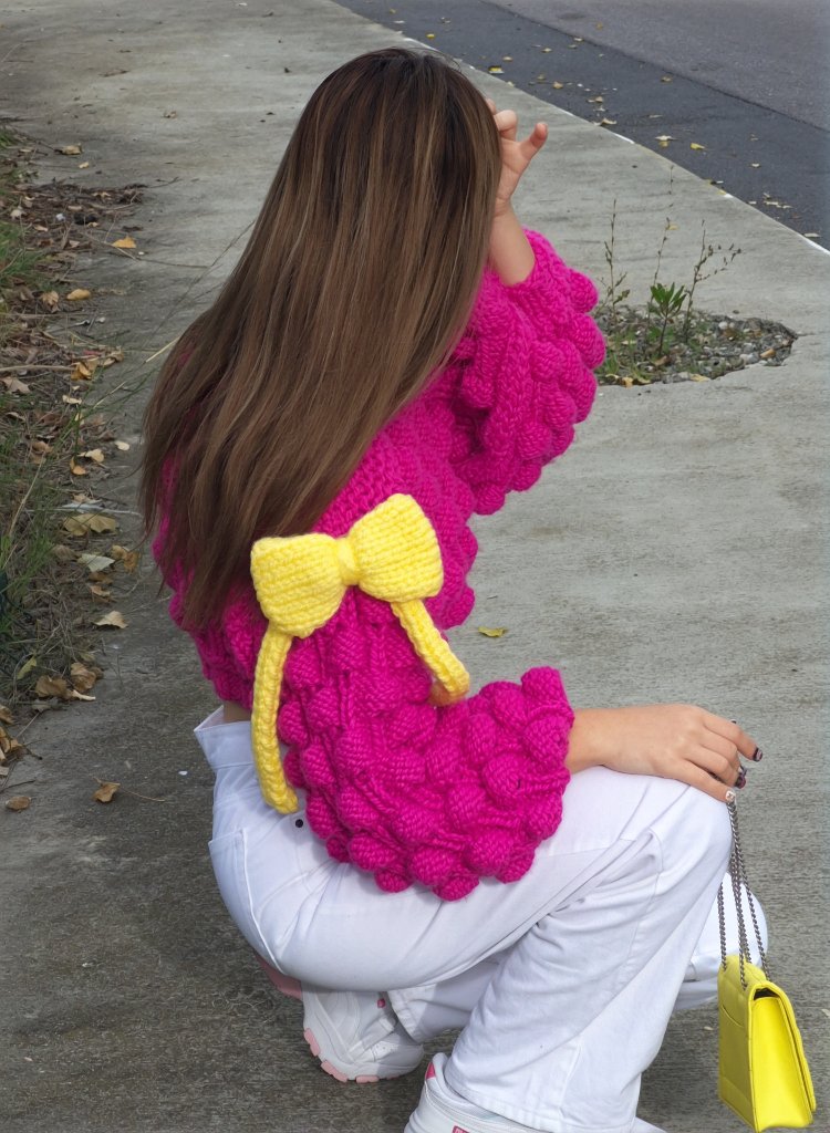 Pembe Fuşya Ahududu Model Crop Kazak – Omuzları Kurdeleli, Kalın Dokulu El Yapımı Sweater