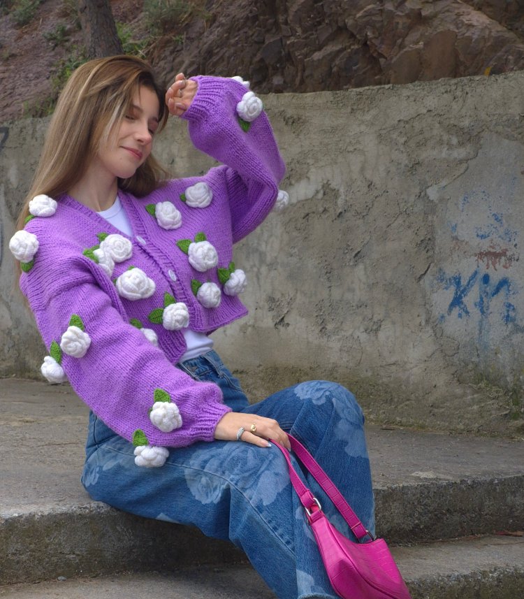 Lila El Örgüsü Hırka – 3D El Yapımı Gül Detaylı, Yumuşak ve Standart Boy Kadın Kazak
