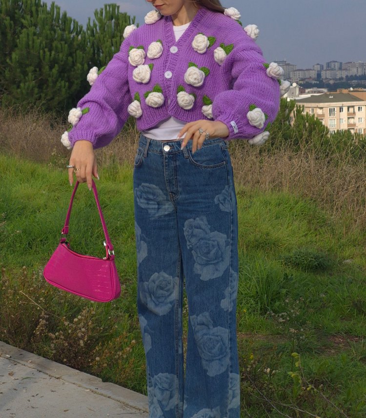 Lila El Örgüsü Hırka – 3D El Yapımı Gül Detaylı, Yumuşak ve Standart Boy Kadın Kazak