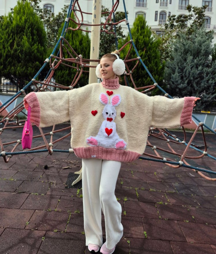 Ekru & Pembe El Örgüsü Kadın Kazak Büyük 3D Tavşan Aplikeli, Yumuşak, Kalın & El Yapımı