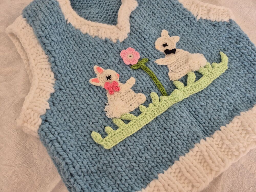 El Örgüsü Mavi Crop Kadın Yelek, Tatlı Tavşan Aplikeli, Yumuşak & El Yapımı