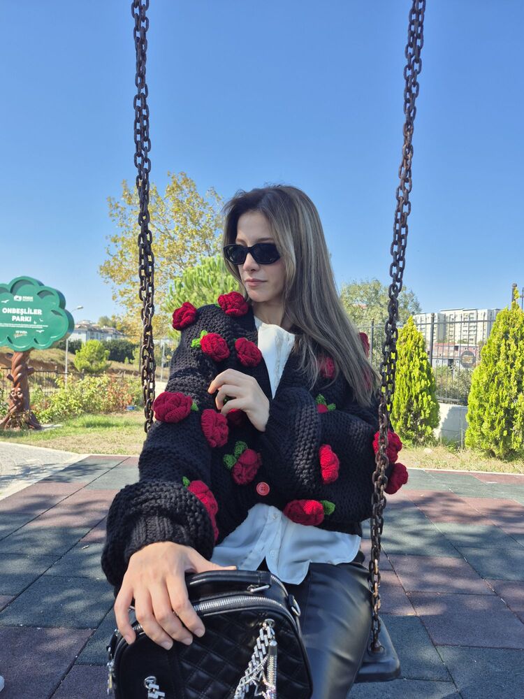 Oversize Siyah El Örgüsü Kadın Hırka – 3D Kırmızı Güllü, Romantik & El Yapımı Tasarım