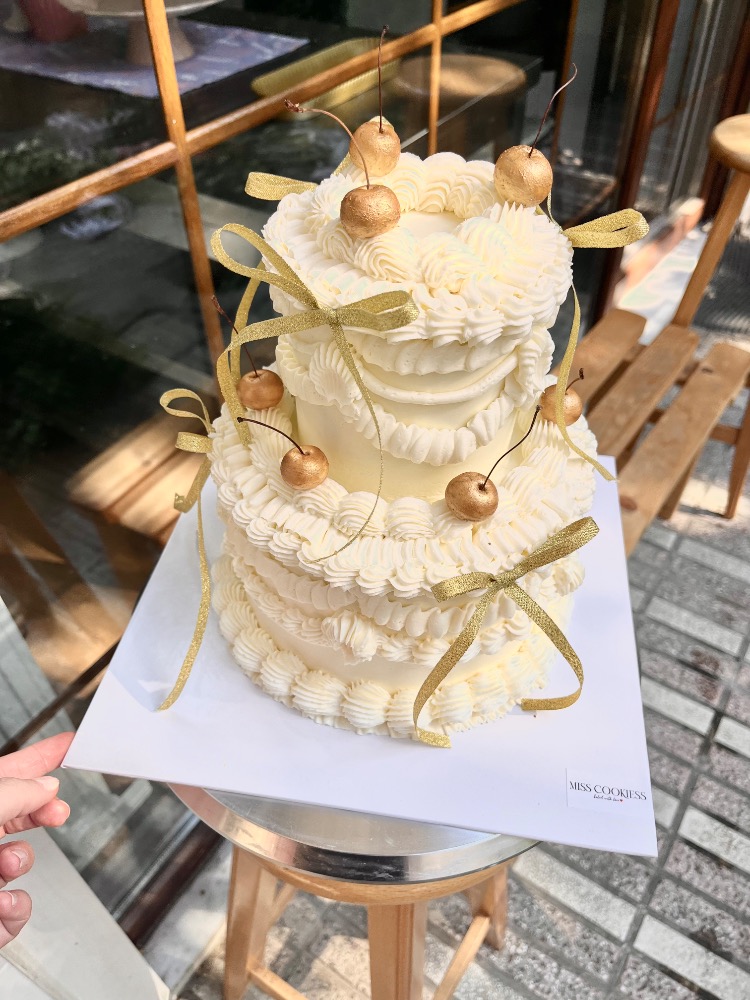 Gold Vintage Cake 