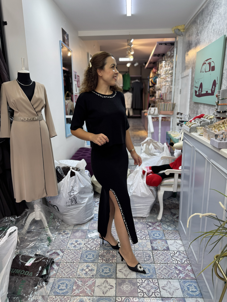 Yakası taşlı Triko takım