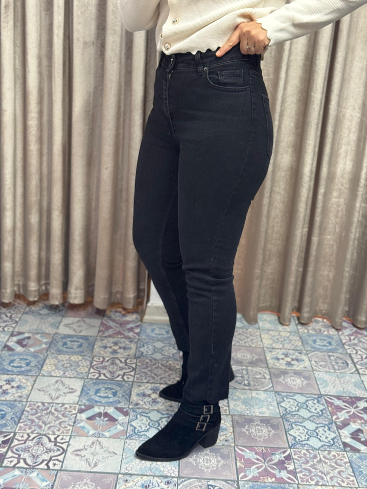 Paçası kesik boy fit jean