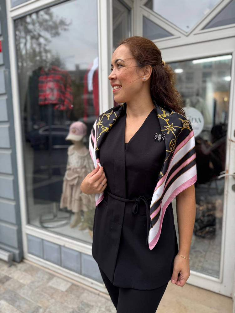 Broş detaylı yelek