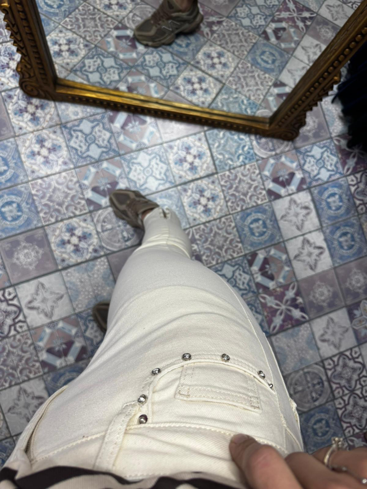 Taş detaylı paçası kesik boy fit pantolon