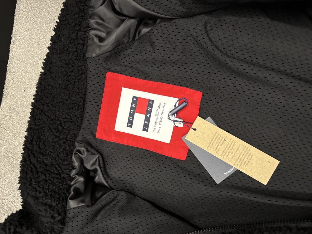OUTLET ÜRÜNÜ Tommy Jeans Uzun Fermuarlı Polar Mont (Siyah)