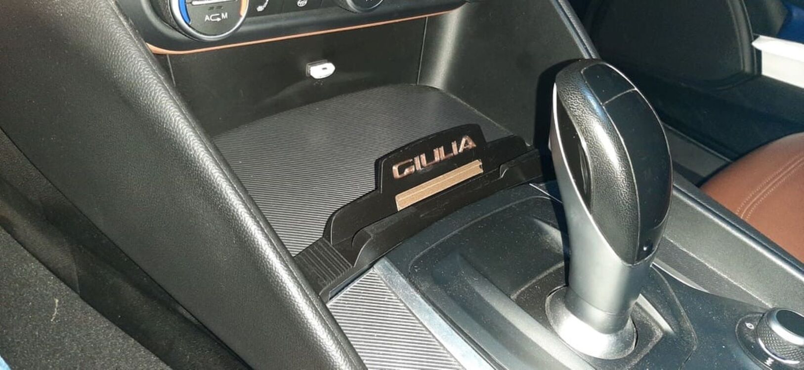 Alfa Romeo Giulia Ön konsol telefon tutacağı