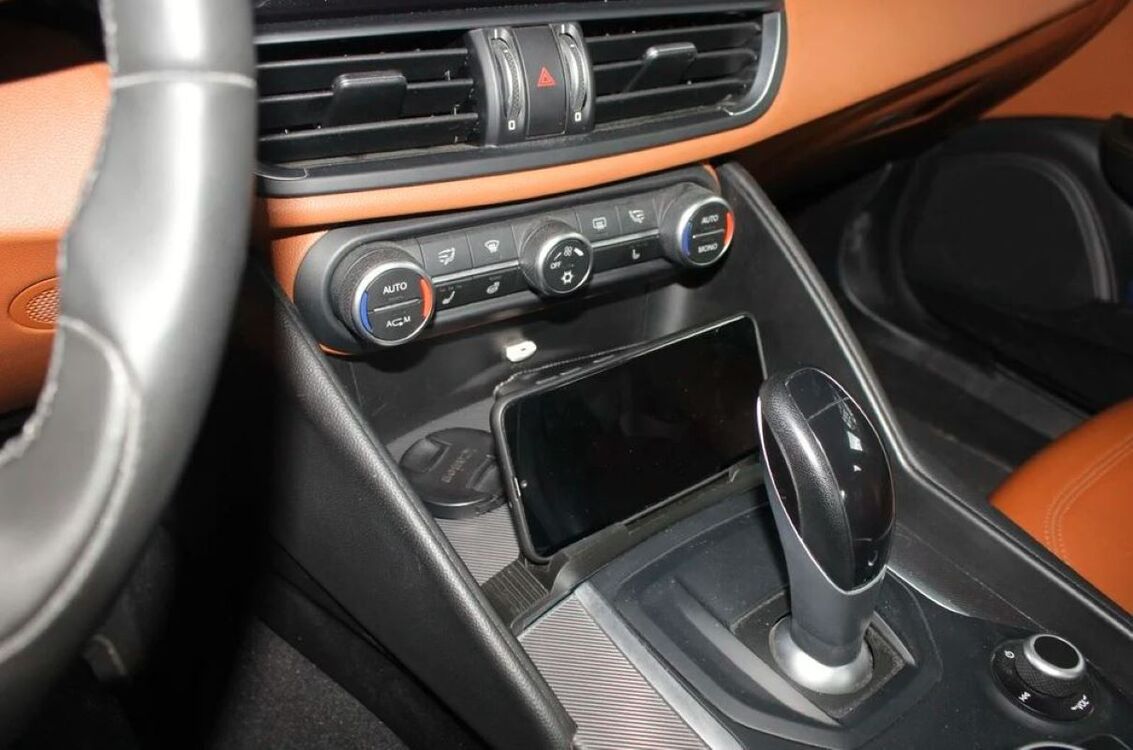 Alfa Romeo Giulia Ön konsol telefon tutacağı