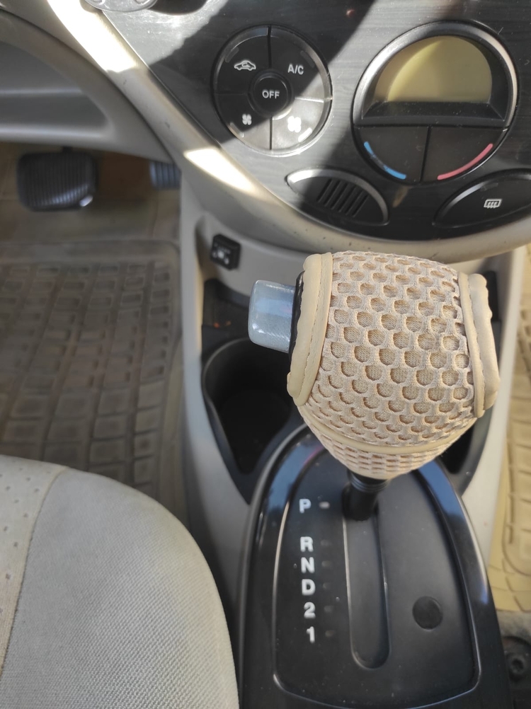 Ford Focus Ghia MK1 otomatik vites tuşu - Gri vernikli sağdaki parça