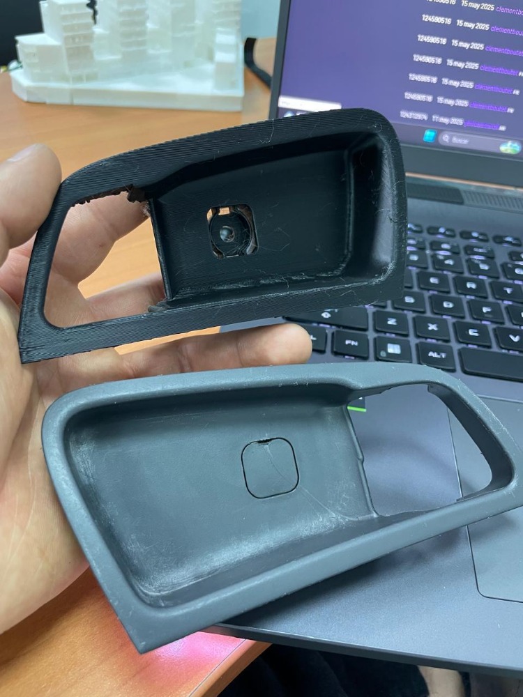 Hyundai Accent Kapı kolu çerçevesi