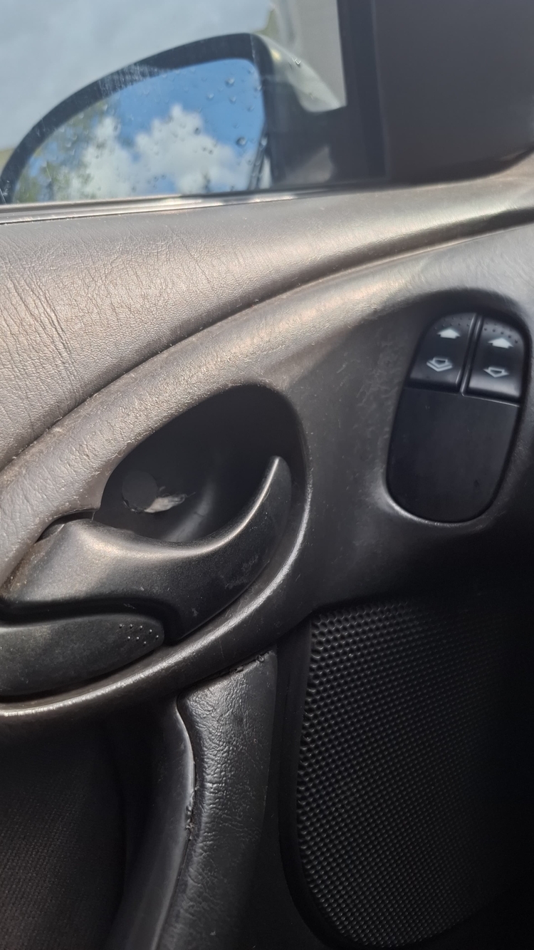 Ford Focus MK1 sürücü kapı kolu ve cam butonu çerçevesi 98ab-a22621-f
