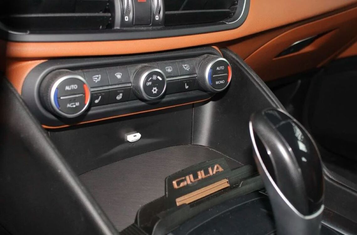 Alfa Romeo Giulia Ön konsol telefon tutacağı