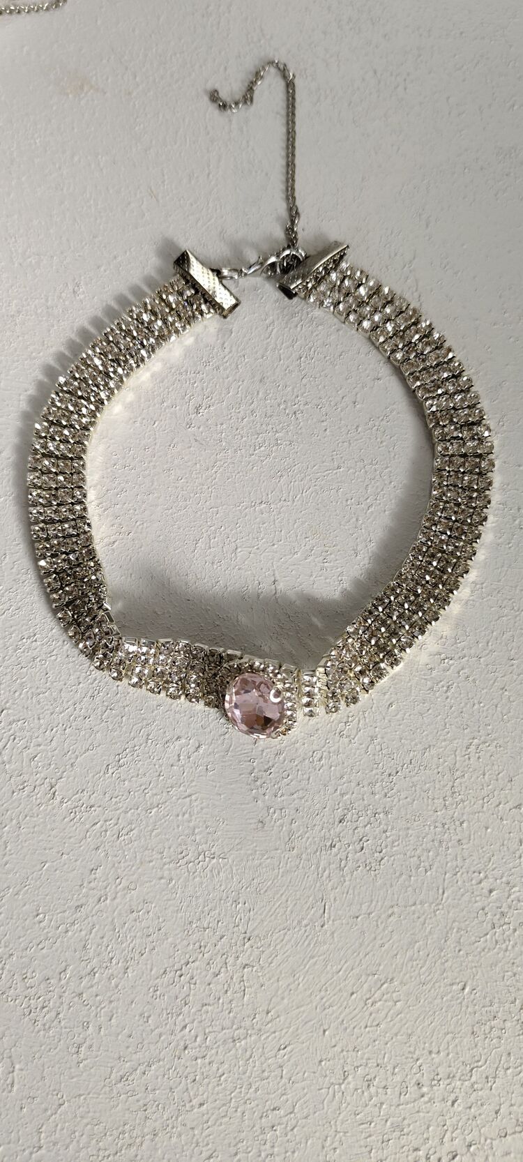 PEMBE TAS DETAYLİ CHOKER KOLYE