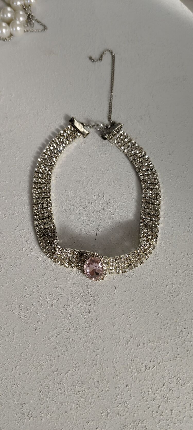 PEMBE TAS DETAYLİ CHOKER KOLYE
