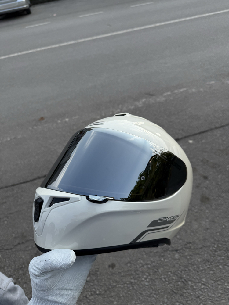 SPYDER KASK BEYAZ SİLVER VİZÖR ÇOK KALİTELİ-SADECE ŞEFFAF VİZÖR KALMIŞTIR.