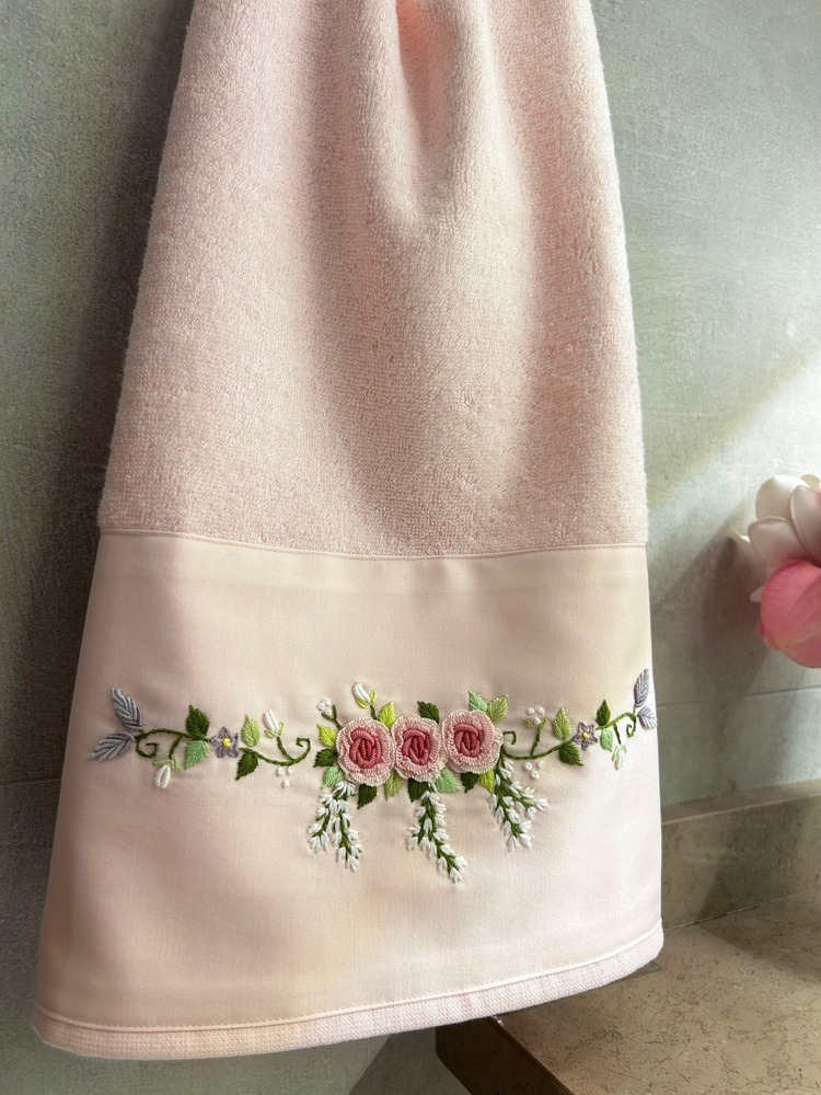 Çeyizlik Pembe Rokoko Nakışlı Bambu Havlu(50x90 cm)