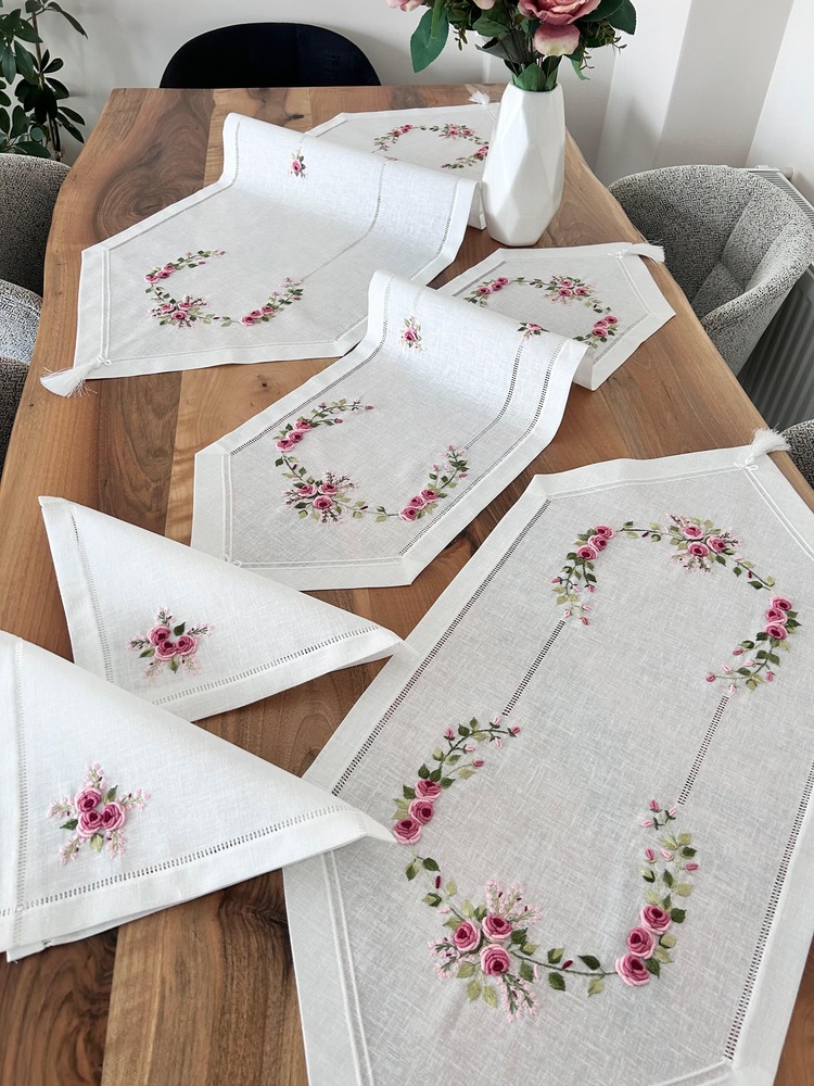 Pembe Rokoko Nakışlı Keten Salon Takımı (5 Parça)