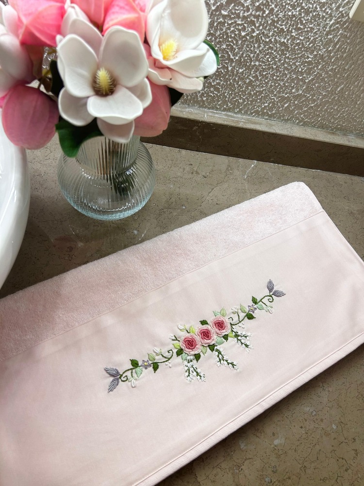 Çeyizlik Pembe Rokoko Nakışlı Bambu Havlu(50x90 cm)