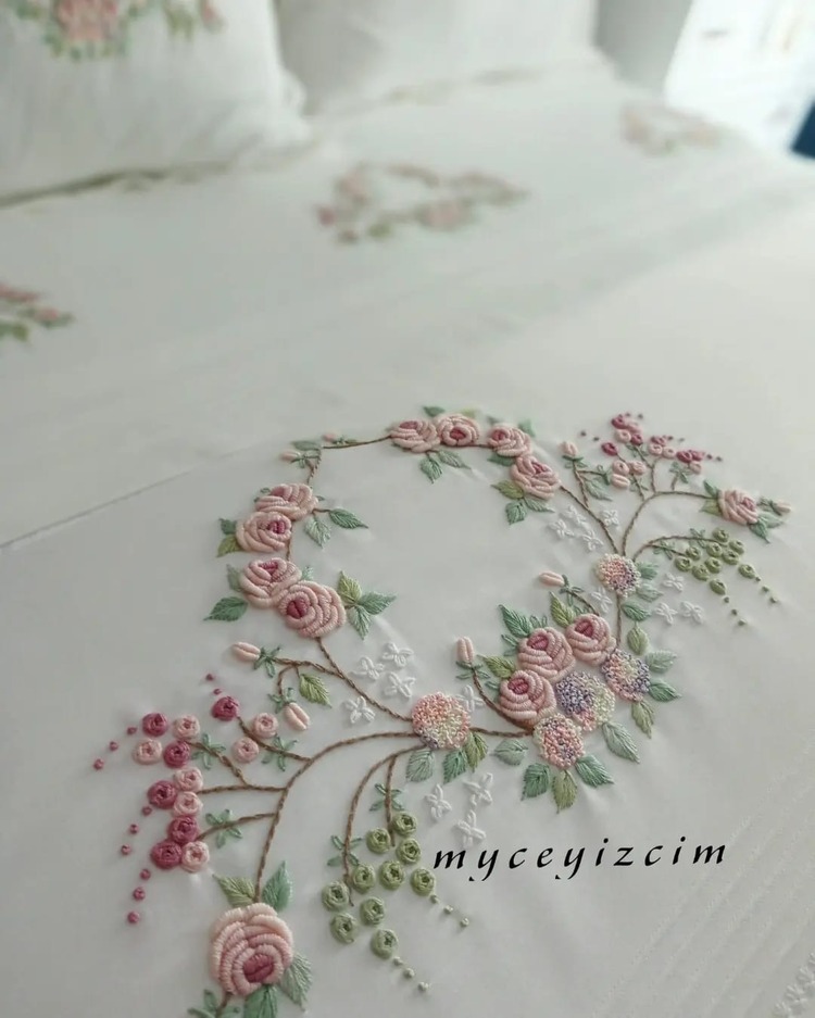 Çift Kişilik Sepet Model Rokoko Nakışlı Pastel Renkli Pike ve Nevresim Seti