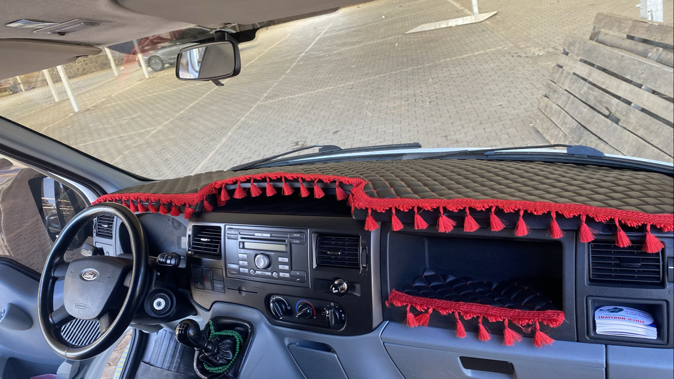 FORD TRANSİT 2007/2012 model arası SİYAH, KIRMIZI Püsküllü Torpido ÖRTÜSÜ