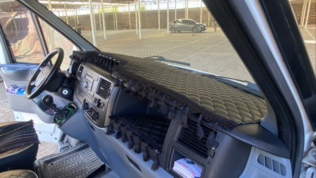 FORD TRANSİT 2007/2012 model arası SİYAH, Siyah Püsküllü Torpido ÖRTÜSÜ