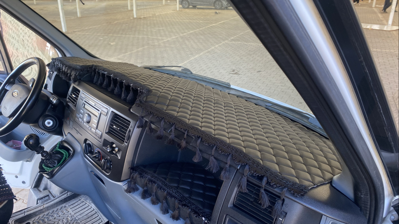 FORD TRANSİT 2007/2012 model arası SİYAH, Siyah Püsküllü Torpido ÖRTÜSÜ