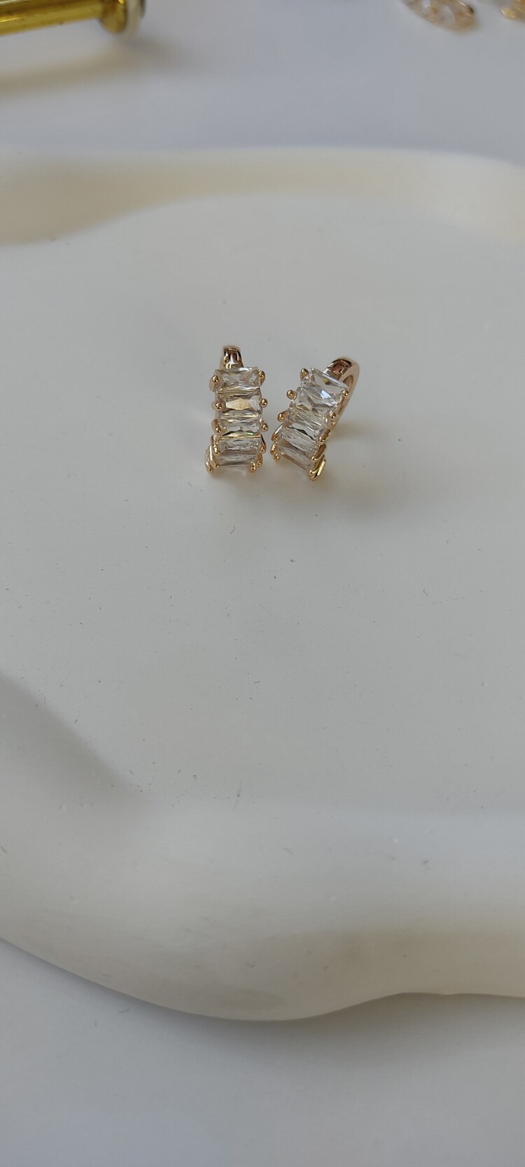 Bağey taşlı minimal küpe