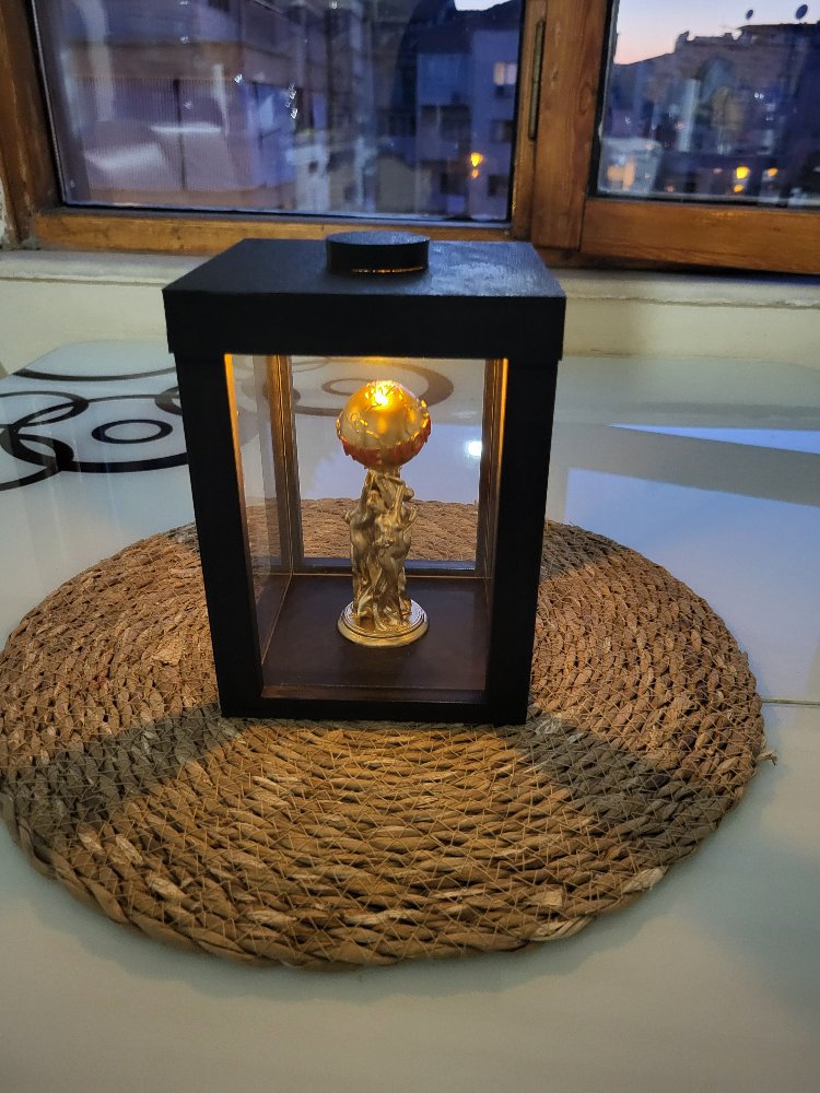 Scarface "The World Is Yours" LED Işıklı Şeffaf Vitrinli Heykel & Gece Lambası