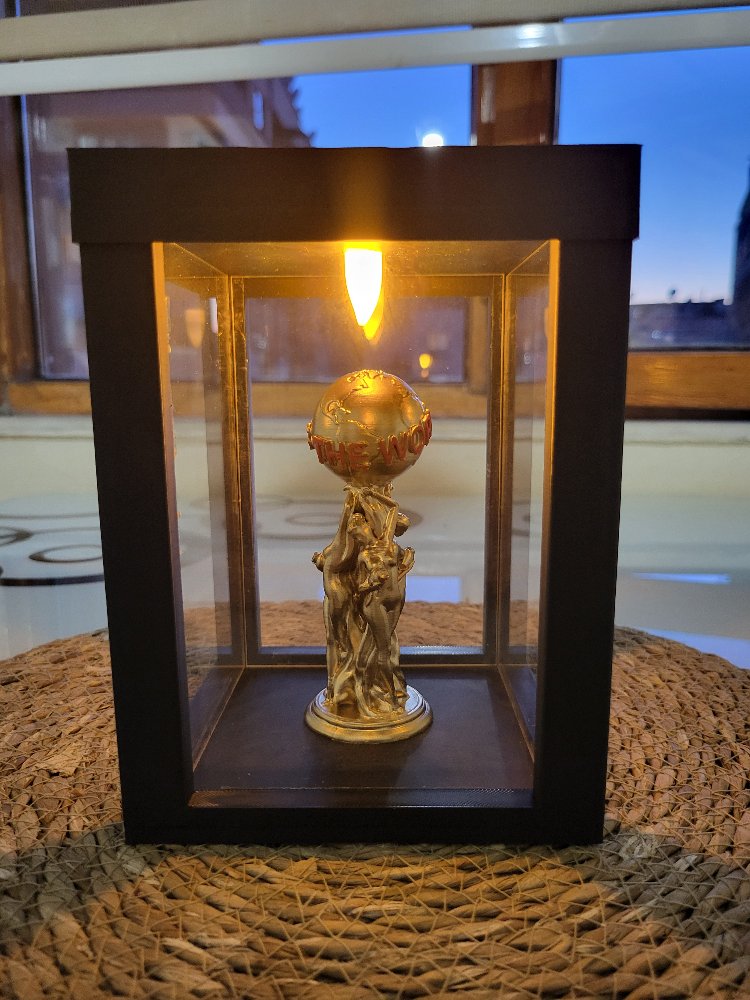Scarface "The World Is Yours" LED Işıklı Şeffaf Vitrinli Heykel & Gece Lambası