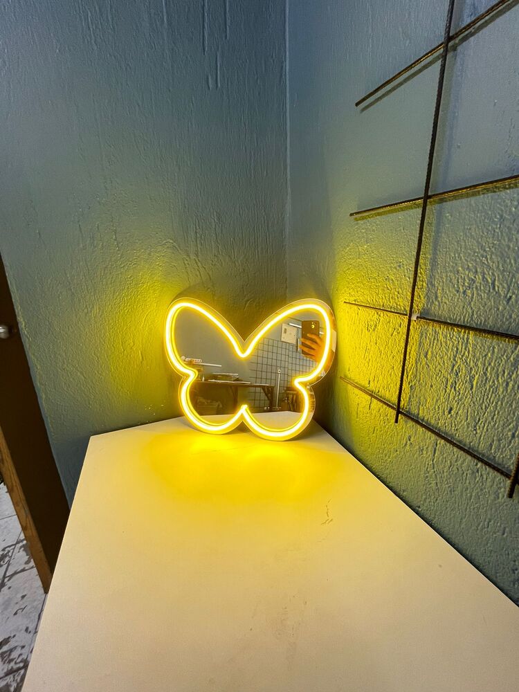 Neon Işıklı Kelebek Ayna