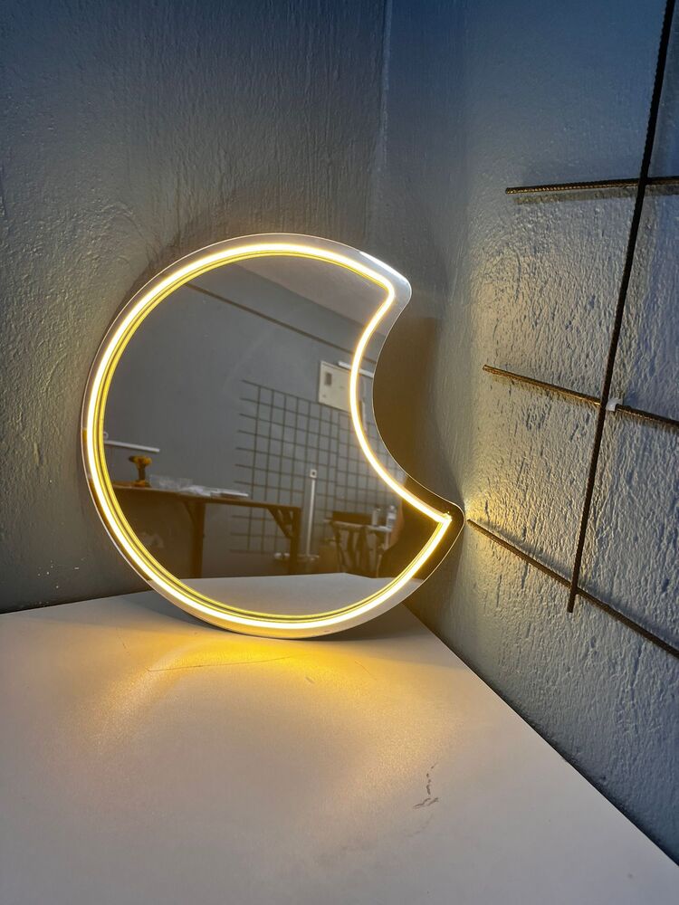 Neon Işıklı Ay Ayna