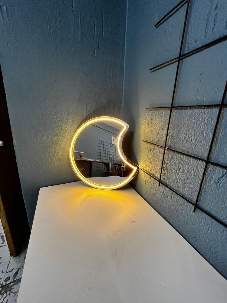 Neon Işıklı Ay Ayna