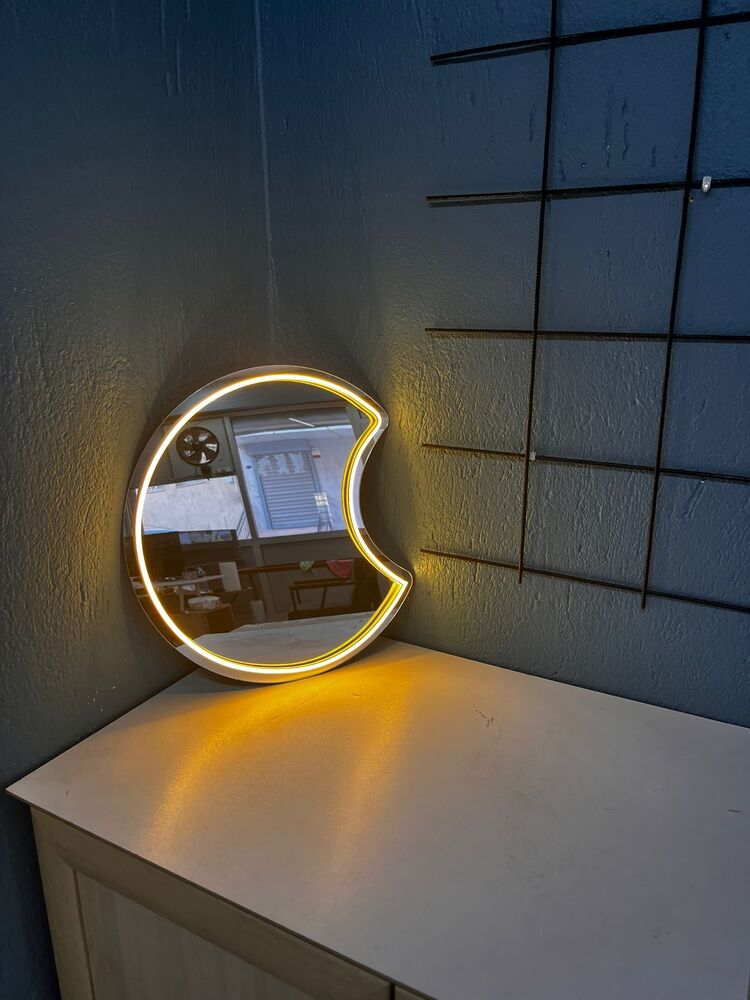 Neon Işıklı Ay Ayna