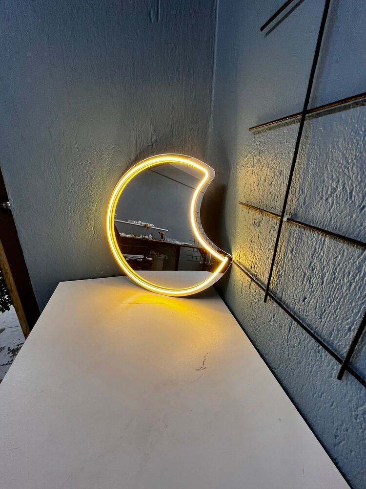 Neon Işıklı Ay Ayna