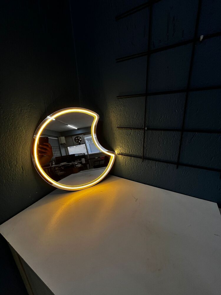 Neon Işıklı Ay Ayna
