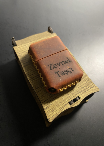 Taba Renk Hakiki Deri Kılıflı Zippo Çakmak - (Kişiye Özel İsimli)