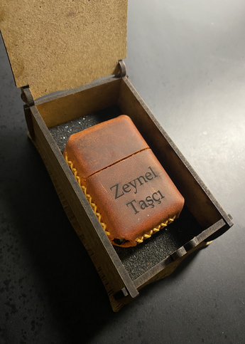 Taba Renk Hakiki Deri Kılıflı Zippo Çakmak - (Kişiye Özel İsimli)