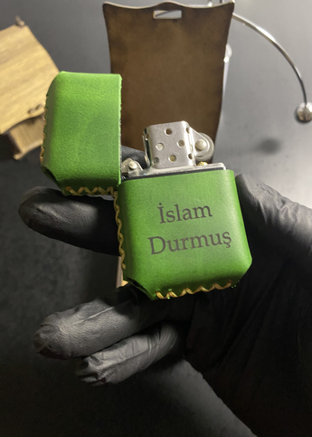 Yeşil Renk Hakiki Deri Kılıflı Zippo Çakmak - (Kişiye Özel İsimli)