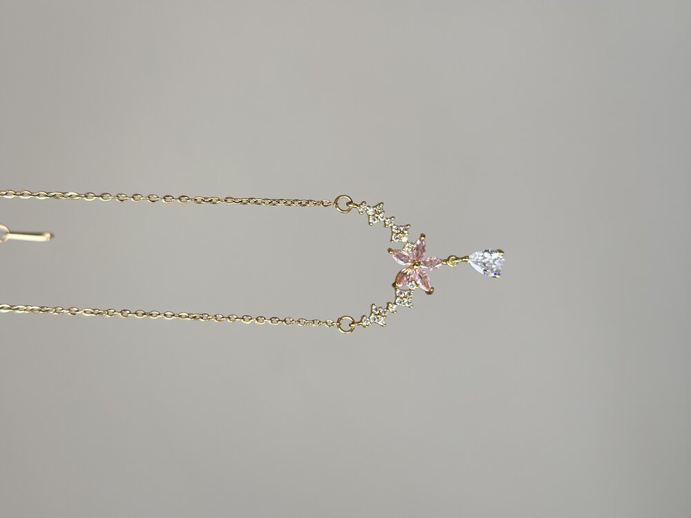ÇELİK ÇİÇEK DETAYLI GOLD KOLYE (pembe taşlı)