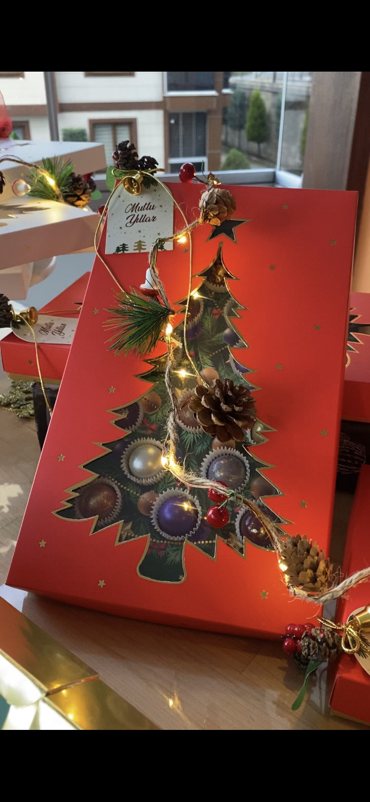 13’lü bonbon çikolata, ağaç kutu (kırmızı)