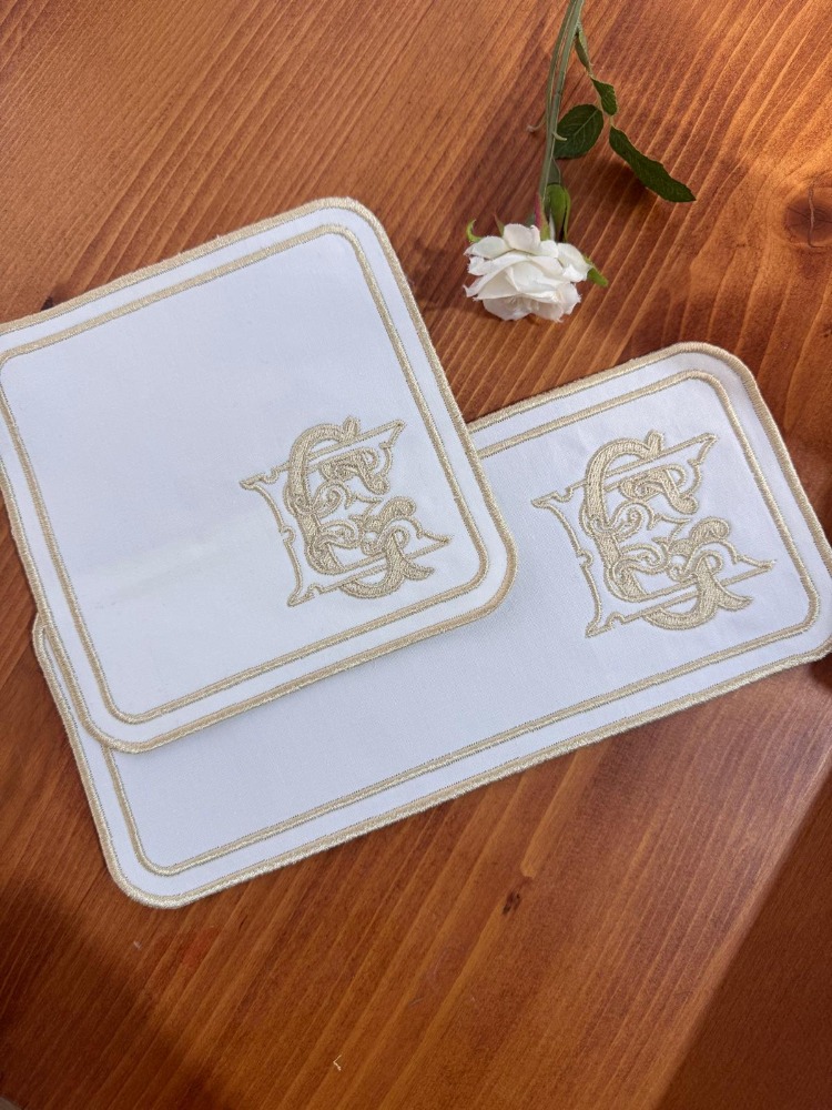 Keten kumaş ikili örtü seti monogram nakışlı