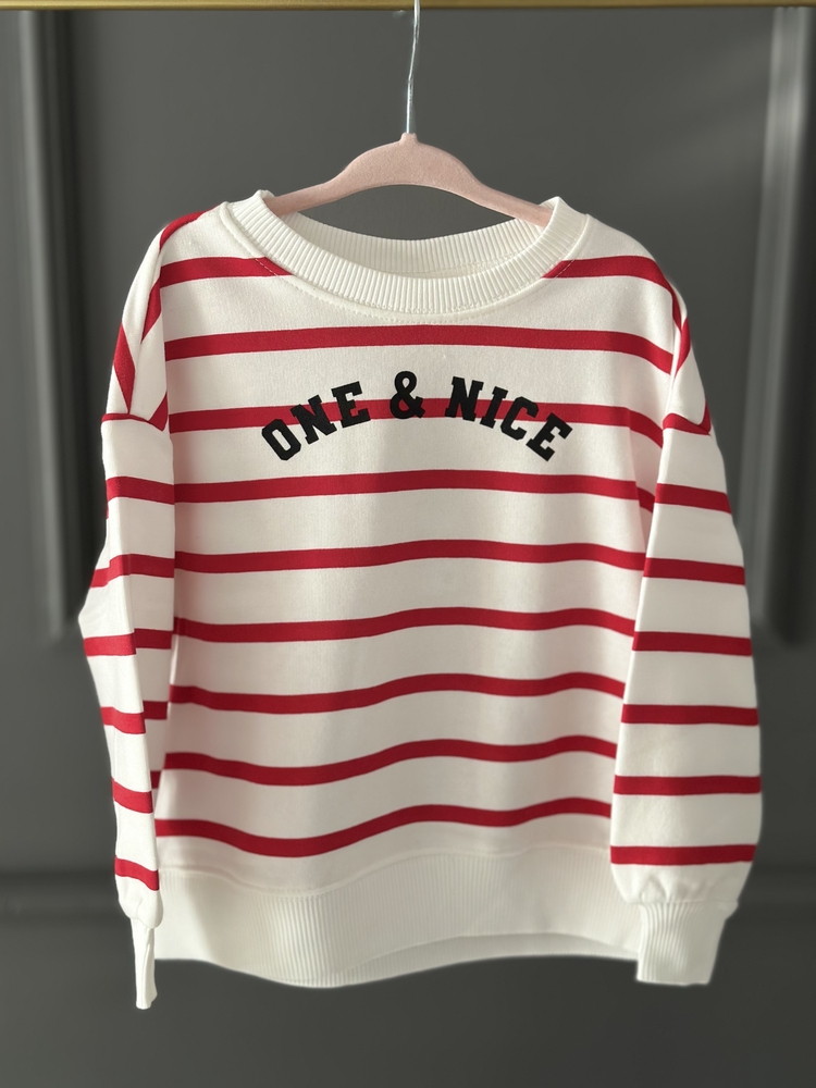 Kırmızı beyaz çizgili sweatshirt