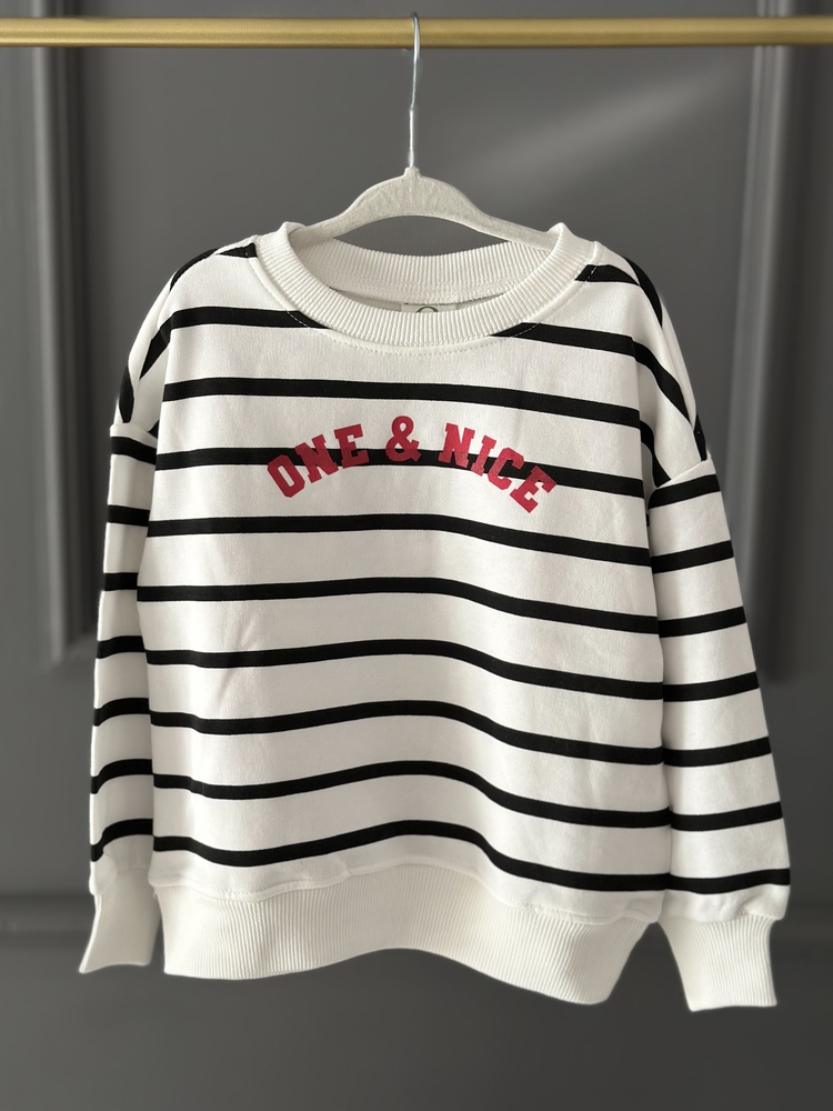 Siyah beyaz çizgili sweatshirt